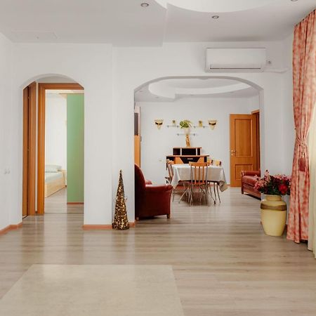 Heart Of Downtown 3 Rooms Apartment Self Check In Bukares Bagian luar foto