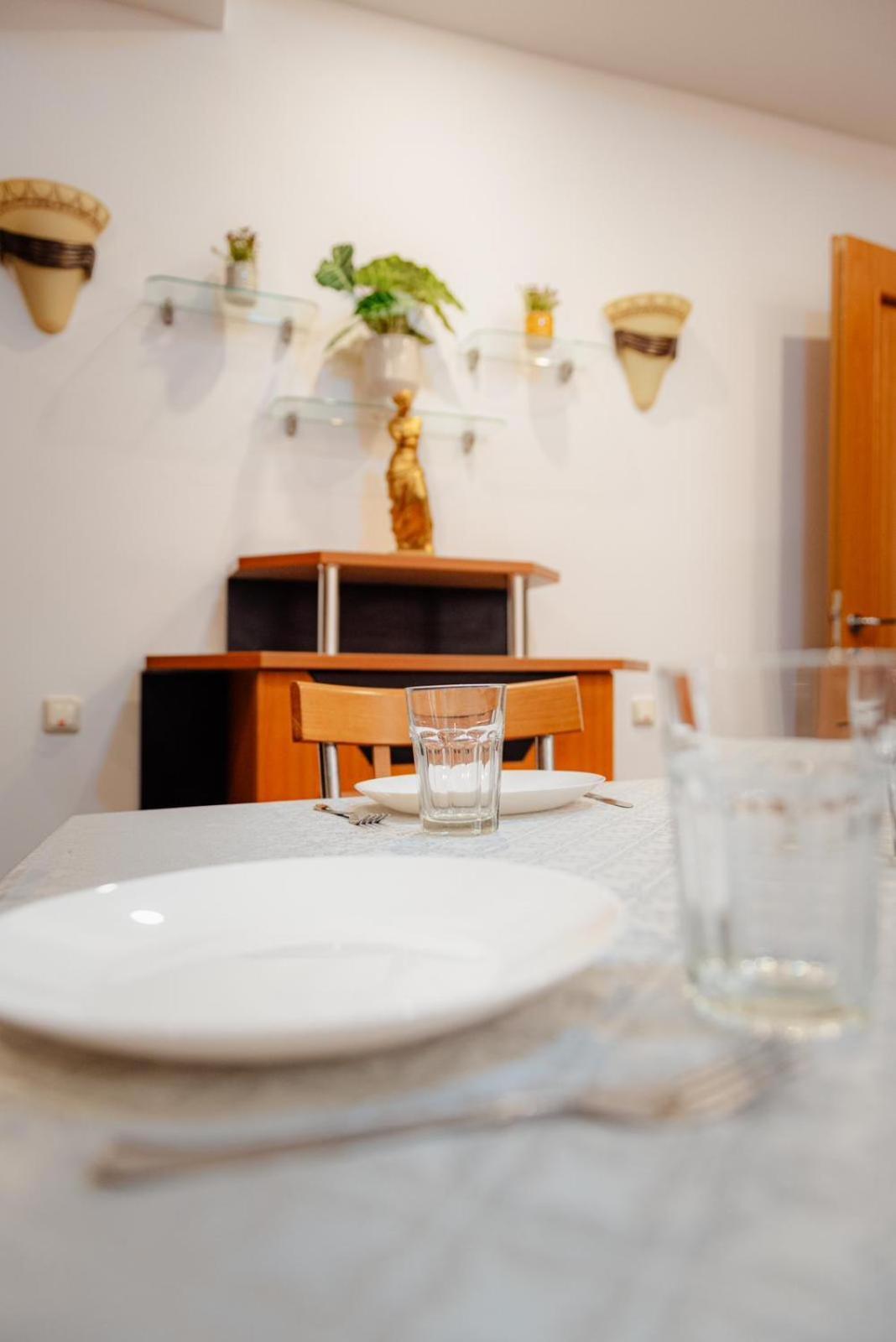 Heart Of Downtown 3 Rooms Apartment Self Check In Bukares Bagian luar foto