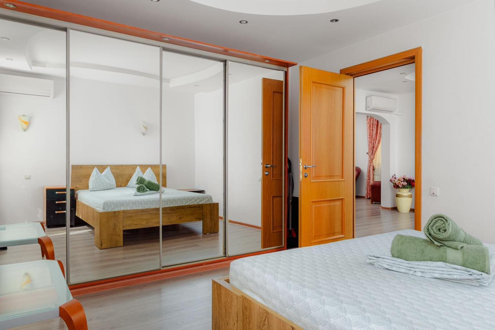 Heart Of Downtown 3 Rooms Apartment Self Check In Bukares Bagian luar foto