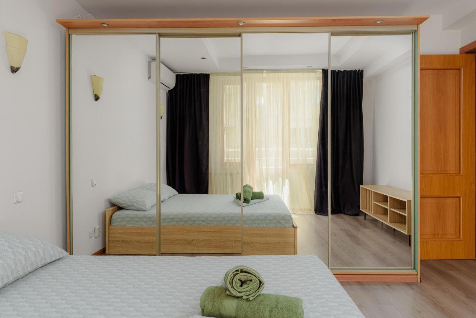 Heart Of Downtown 3 Rooms Apartment Self Check In Bukares Bagian luar foto