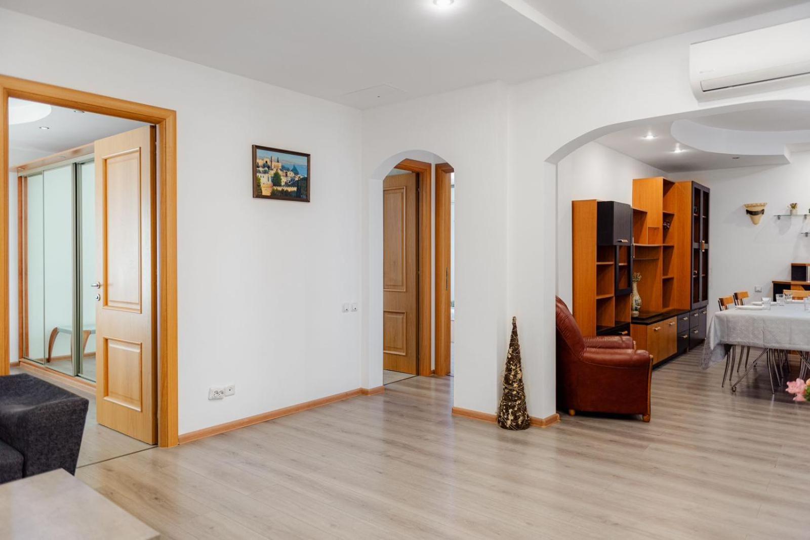 Heart Of Downtown 3 Rooms Apartment Self Check In Bukares Bagian luar foto