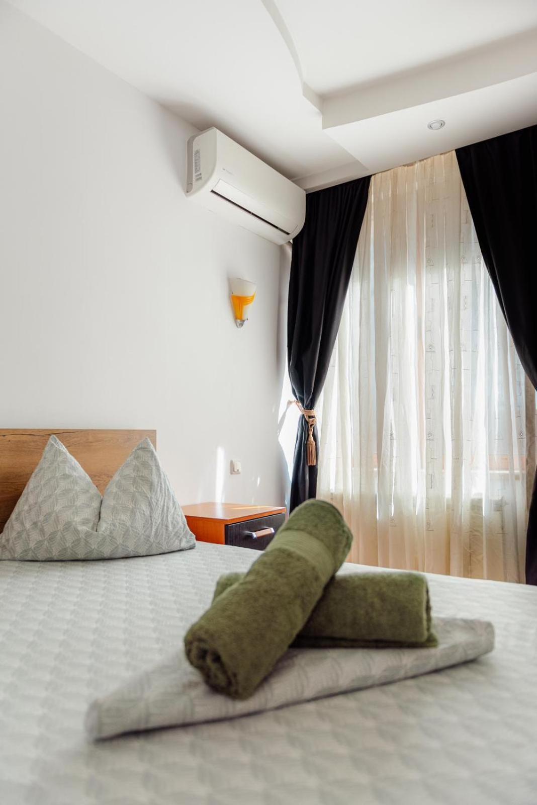 Heart Of Downtown 3 Rooms Apartment Self Check In Bukares Bagian luar foto